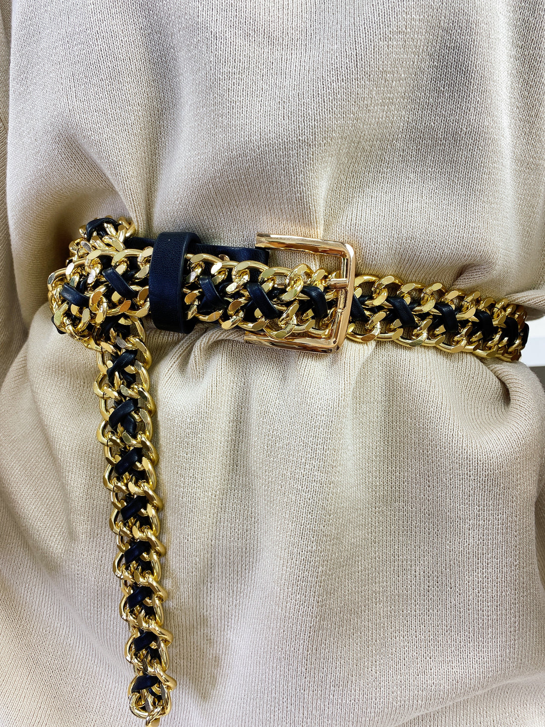 Cintura con catena nera oro - R.a. Boutique 