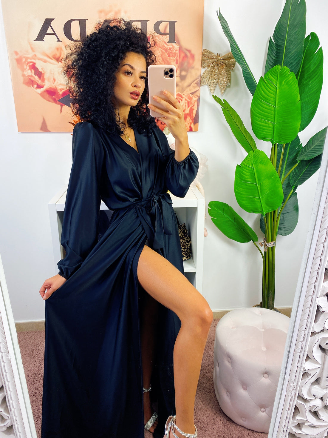 Abito in raso con maxi spacco manica lunga Nero - R.a. Boutique 