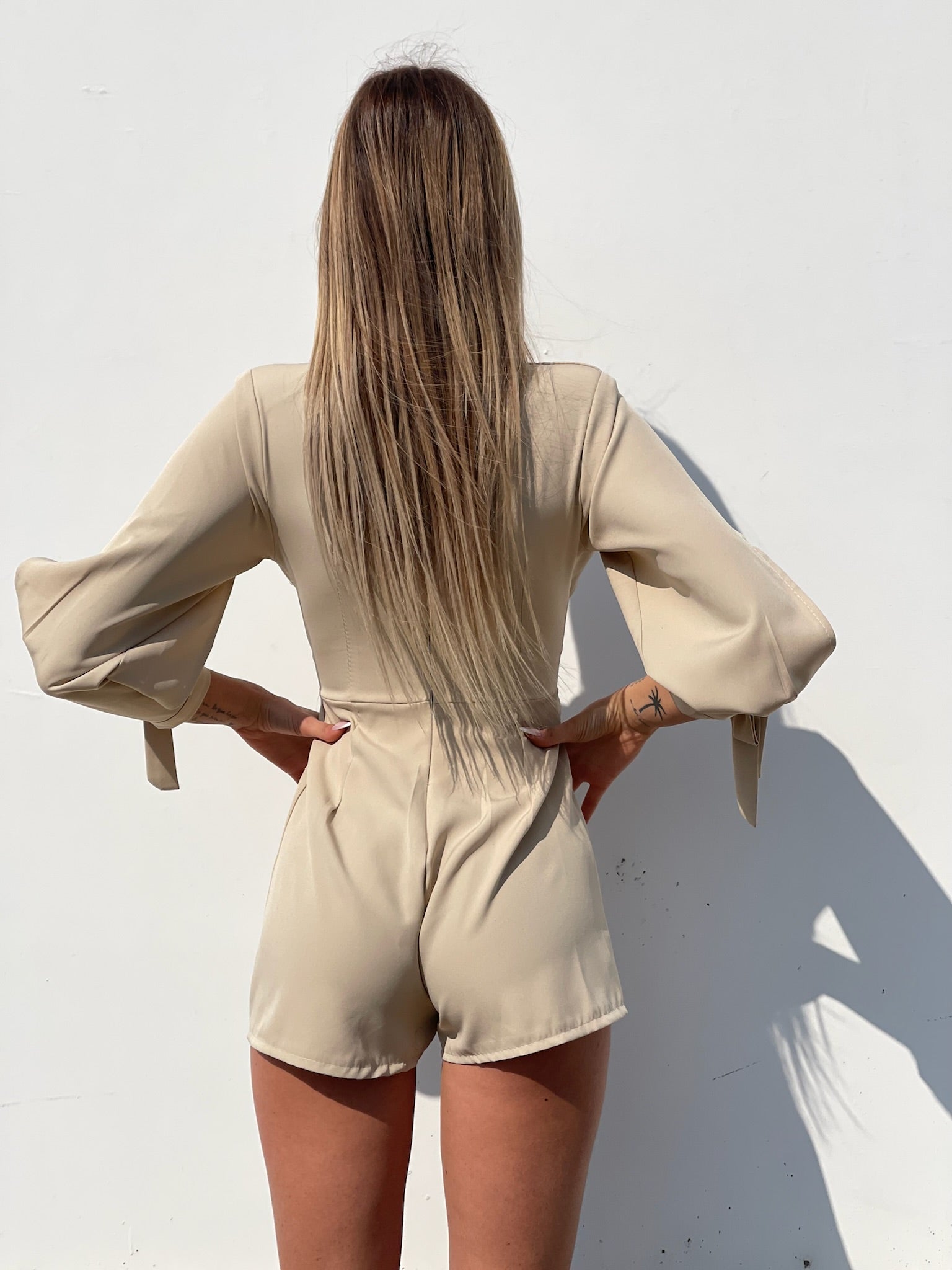 Tutina beige con fiocchetti - R.a. Boutique 