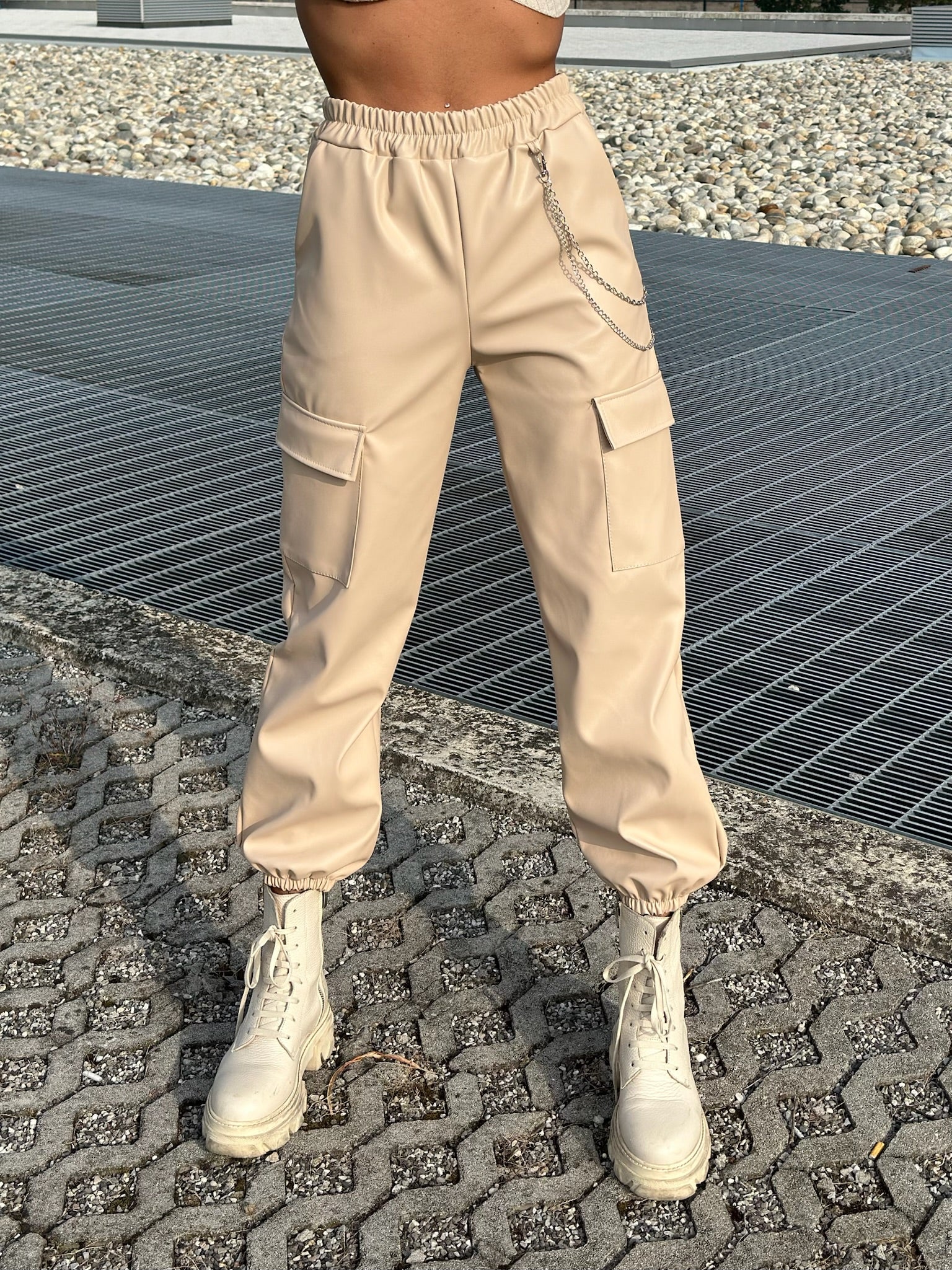 Pantalone in ecopelle con catenina beige - R.a. Boutique 