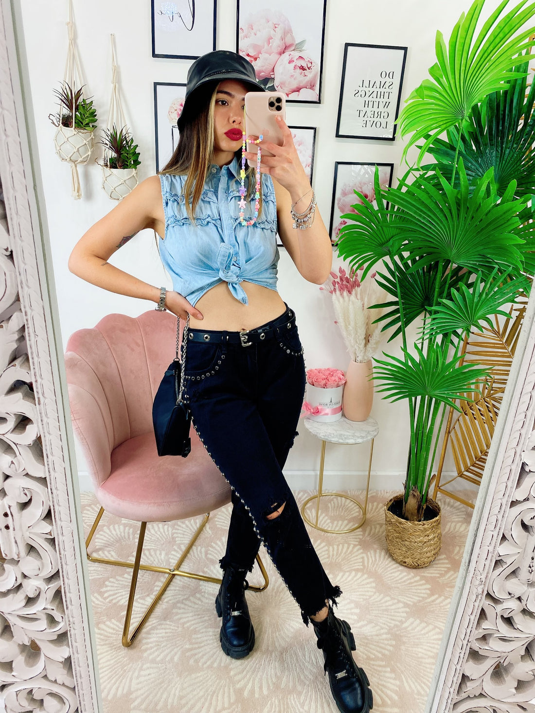 Jeans sfrangiato con borchie laterali - R.a. Boutique 