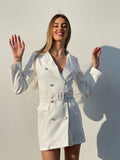 Abito a blazer bianco con bottoni e cintura - R.a. Boutique 