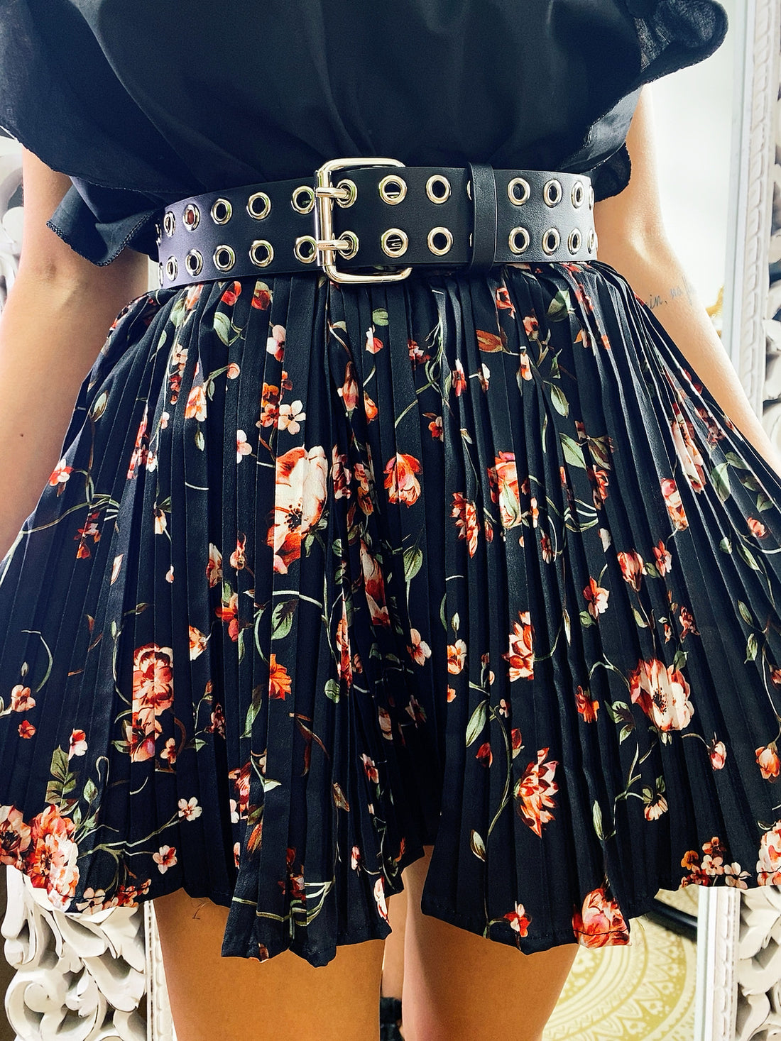 Short a pieghine con fiori piccoli rossi - R.a. Boutique 