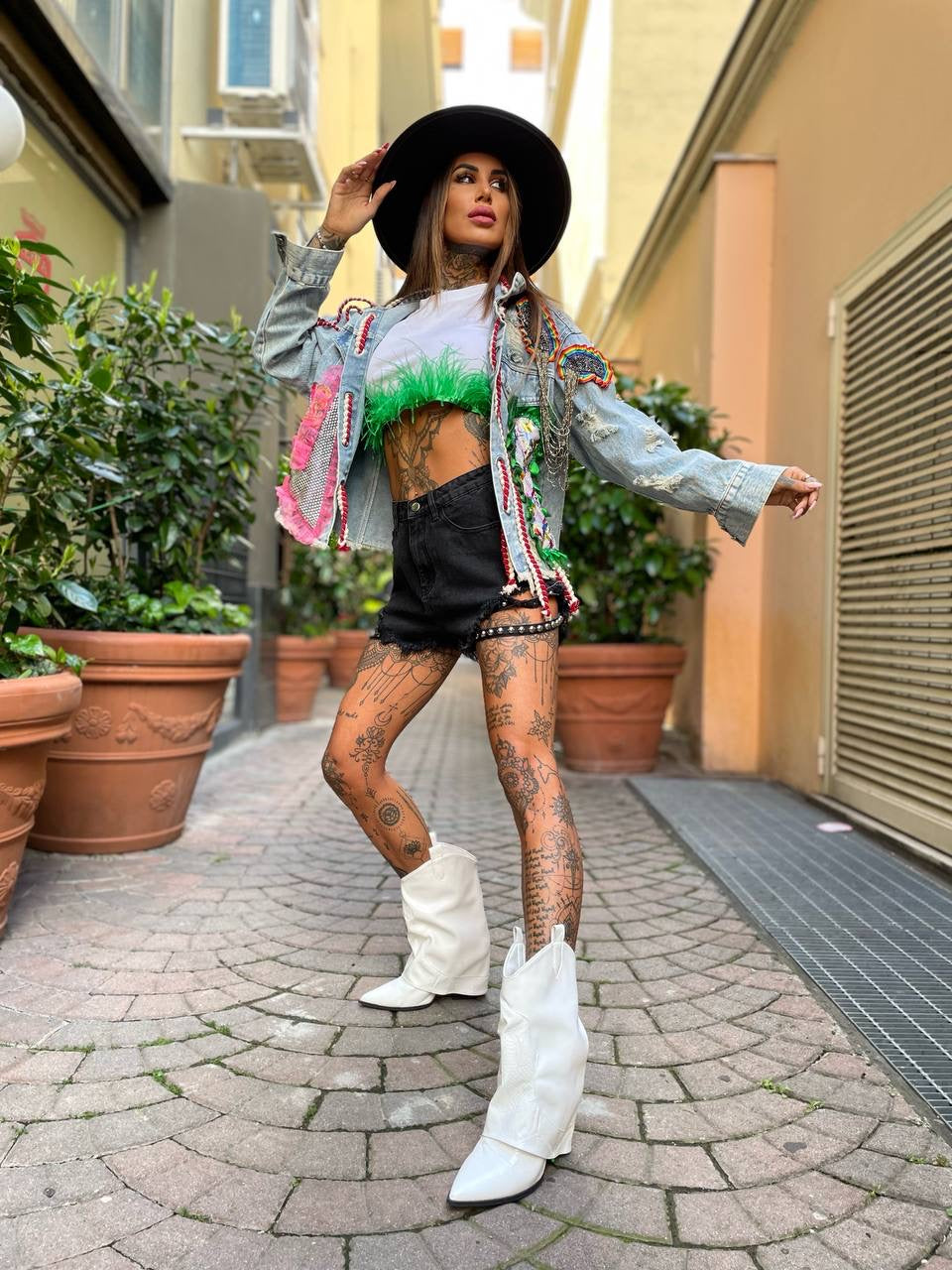 T-shirt crop piume verdi - R.a. Boutique 