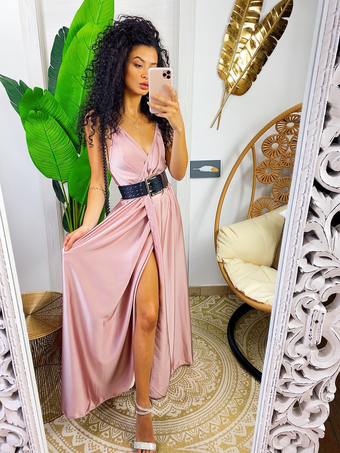 Abito in raso con maxi spacco cipria - R.a. Boutique 