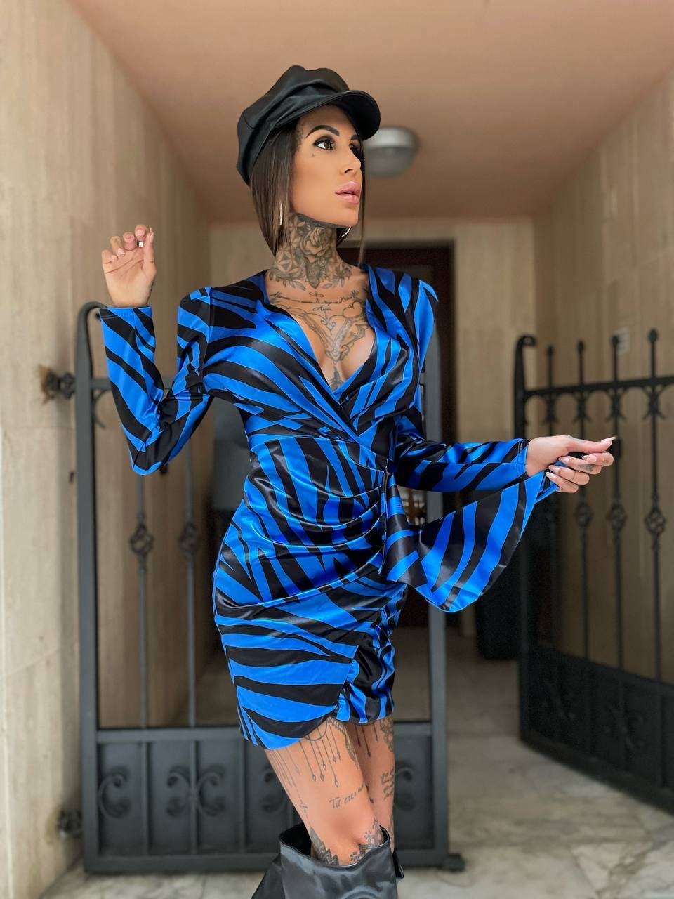 Abito zebrato con Rouches blu elettrico nero - R.a. Boutique 