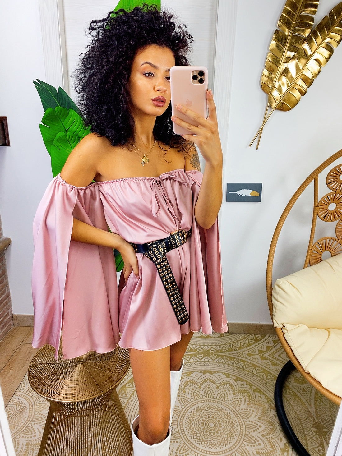 Tutina in raso con scollo a barchetta manica lunga cipria - R.a. Boutique 