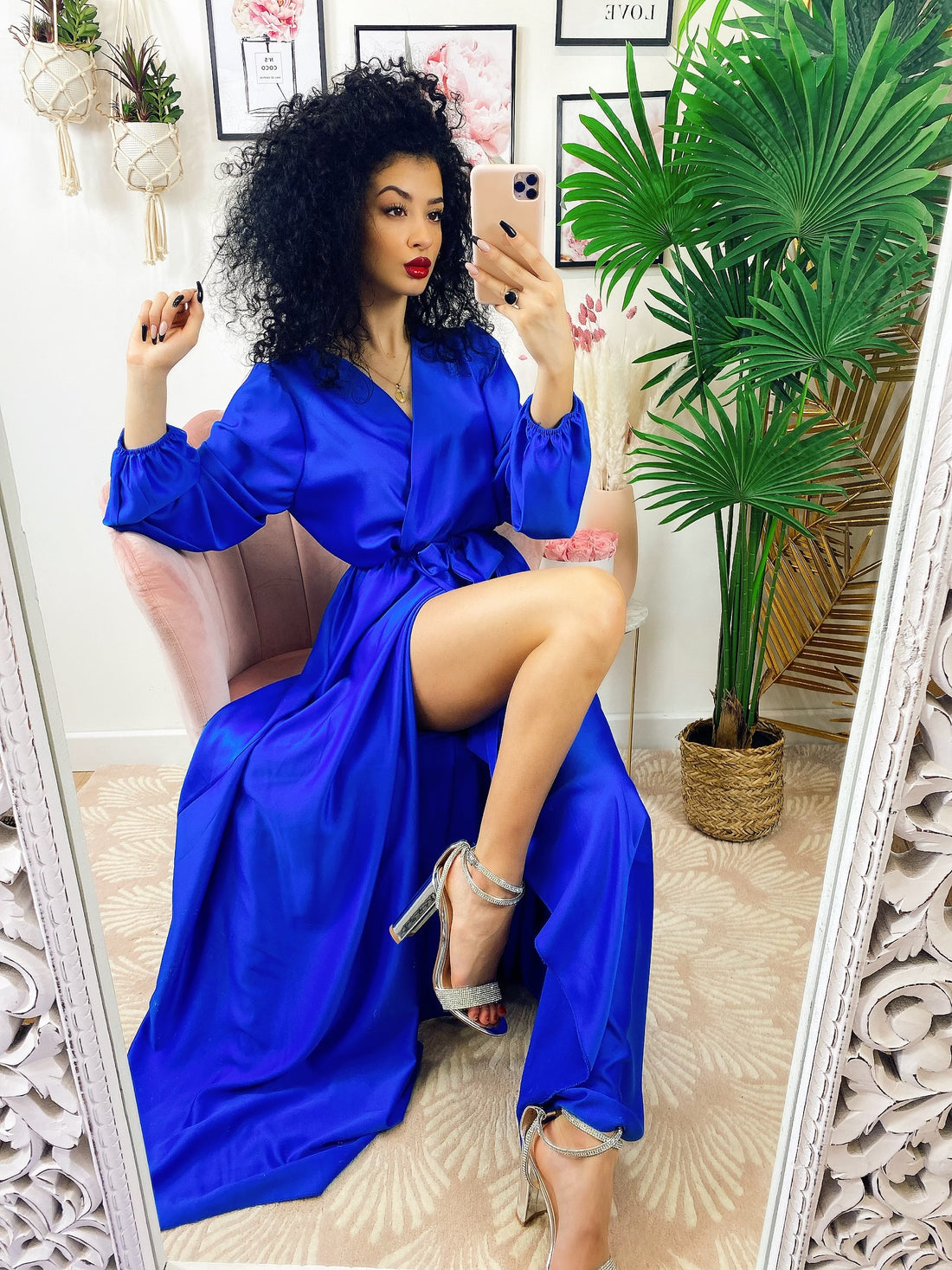 Abito in raso con maxi spacco manica lunga blu - R.a. Boutique 