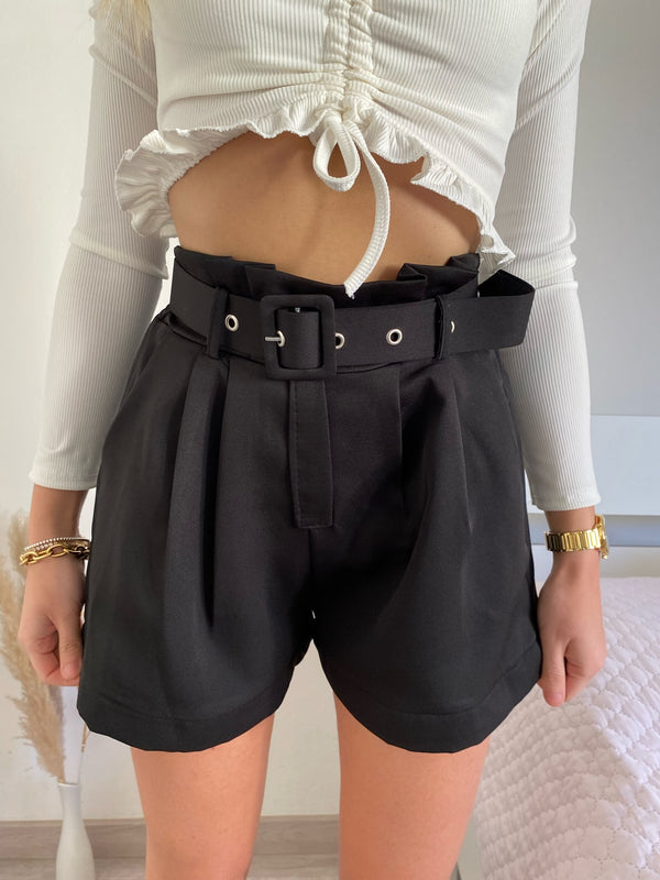 Schwarze Shorts mit Gürtel