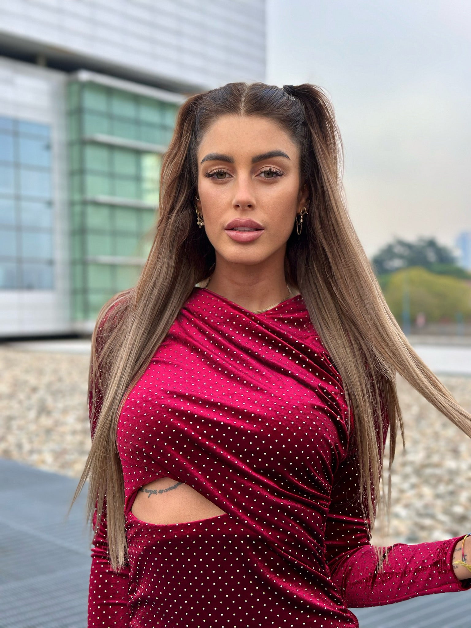 Abito Bordeaux con oblò e borchiette - R.a. Boutique 