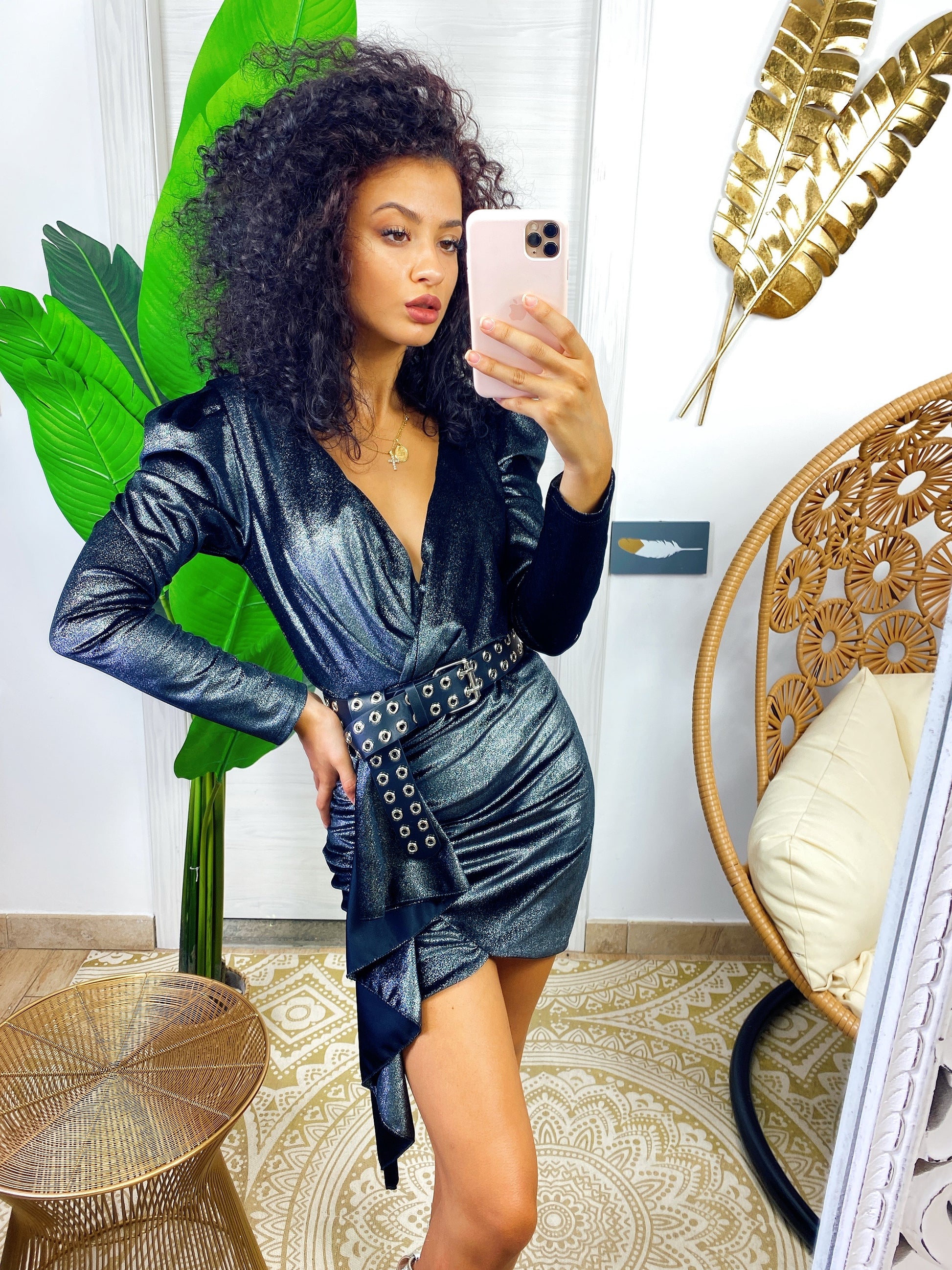 Abito in velluto grigio con brillantini e manica bombata