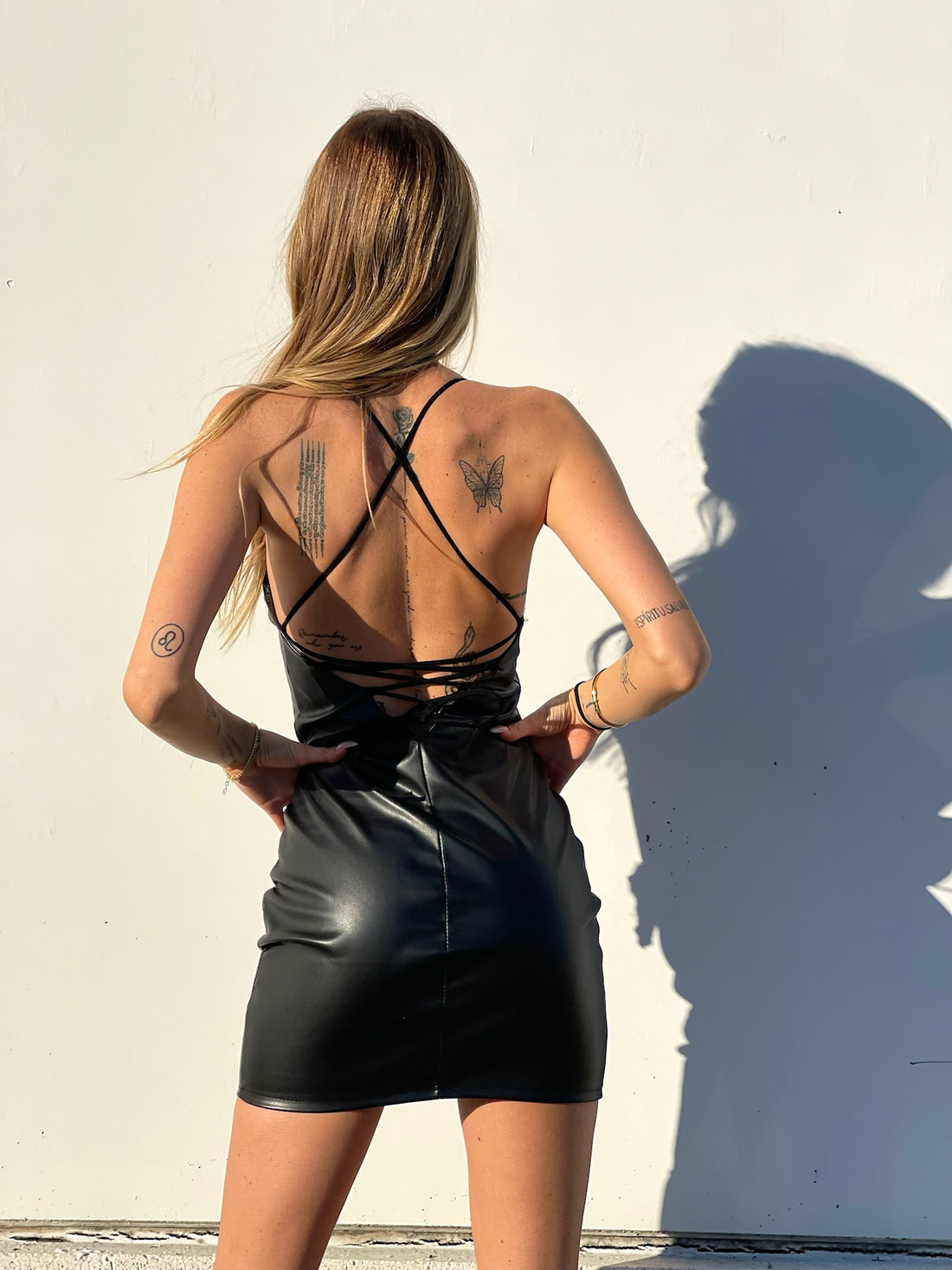 Abito in ecopelle con incroci - R.a. Boutique 