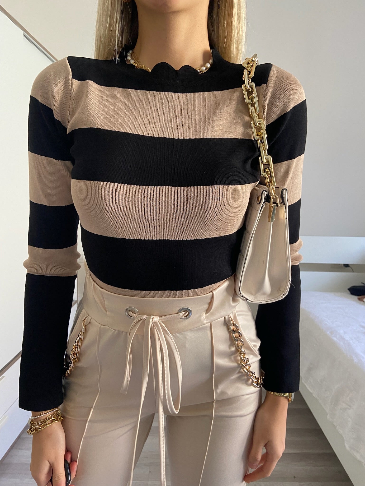 Maglione a righe con spacco nude Nero - R.a. Boutique 