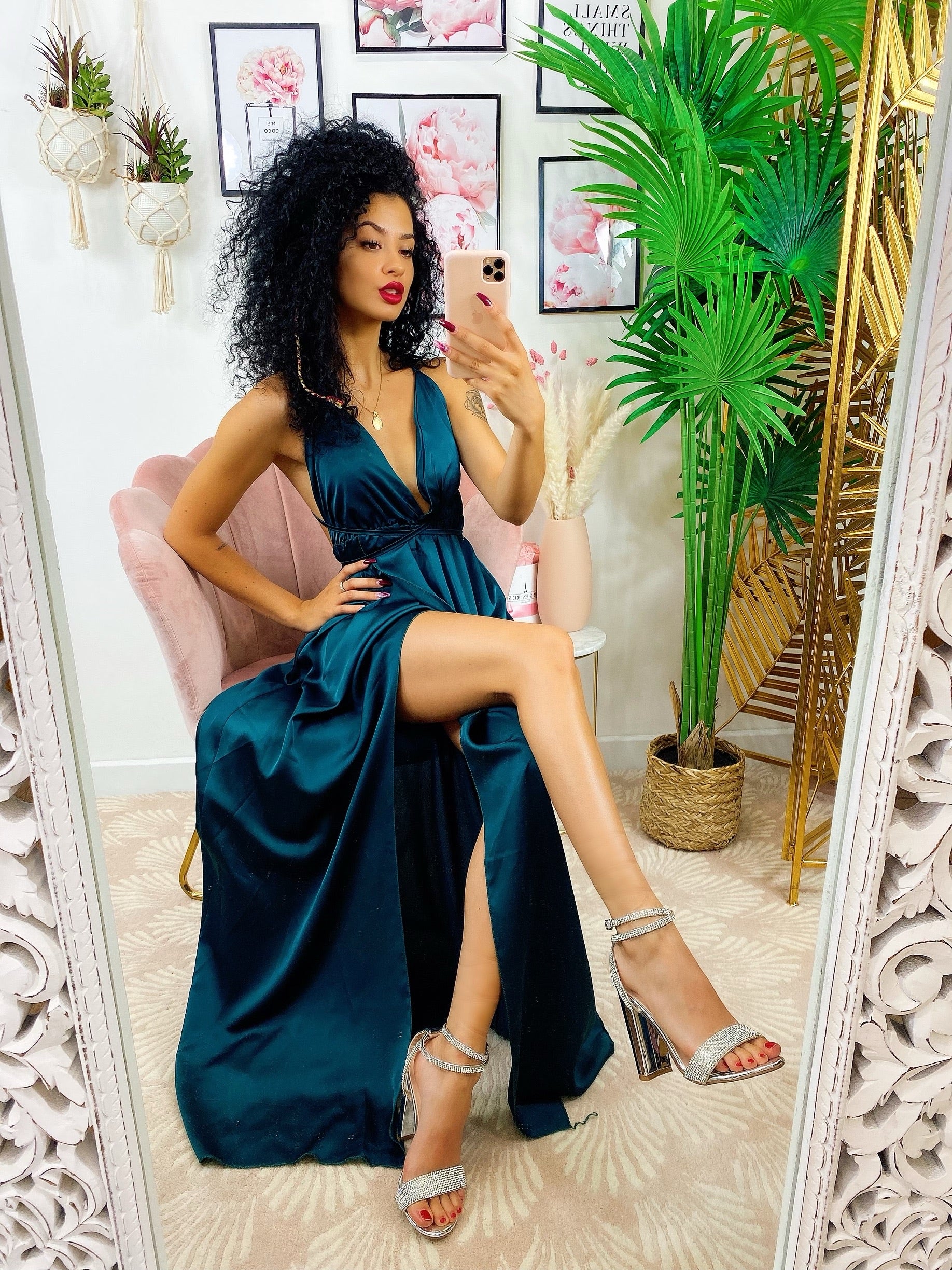 Vestito lungo in raso con spacco da evento con bretelline a