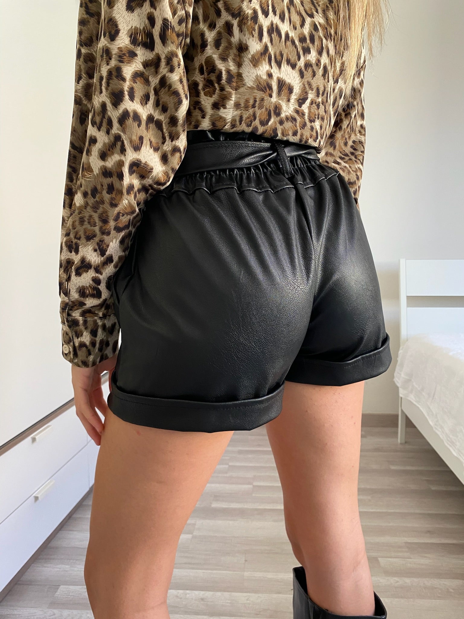 Short in ecopelle con fiocco - R.a. Boutique 