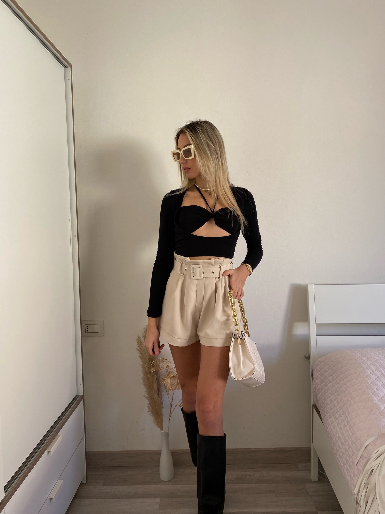 Beige shorts with belt - Main Image