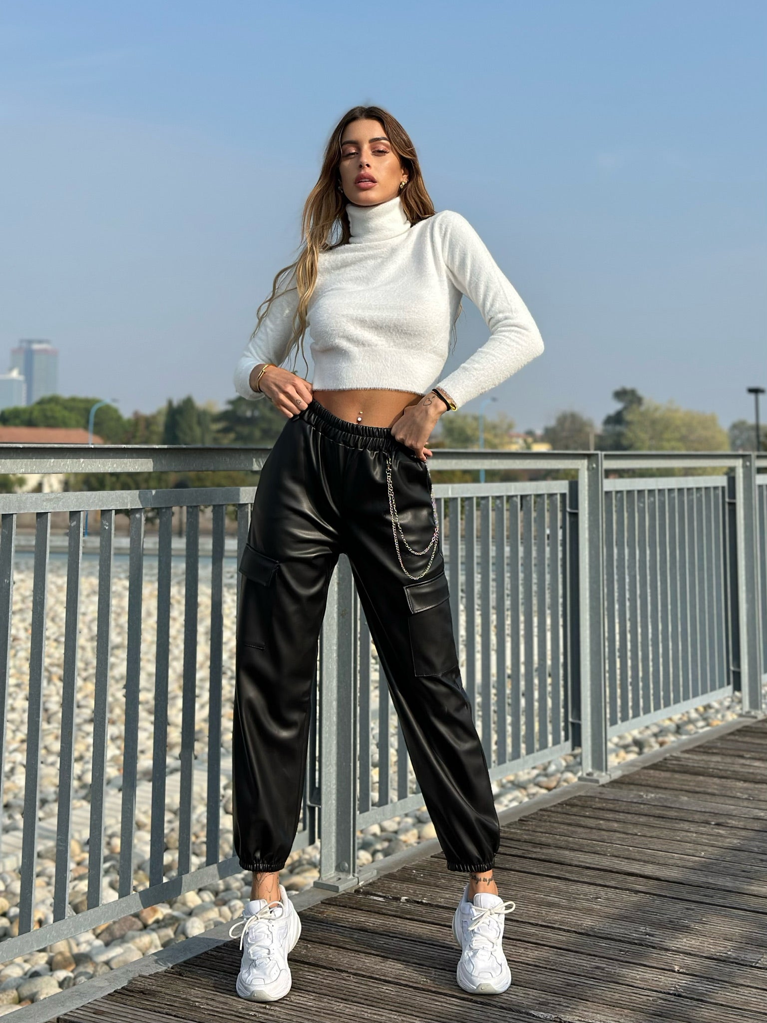 Pantalone in ecopelle con catenina nero - R.a. Boutique 