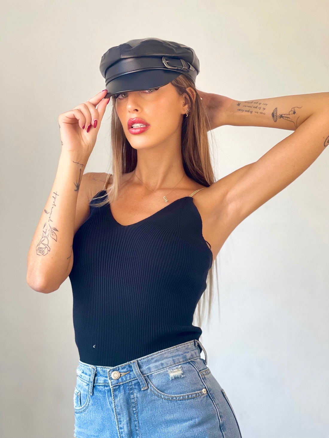 Cappello in eco pelle con fibbia - R.a. Boutique 