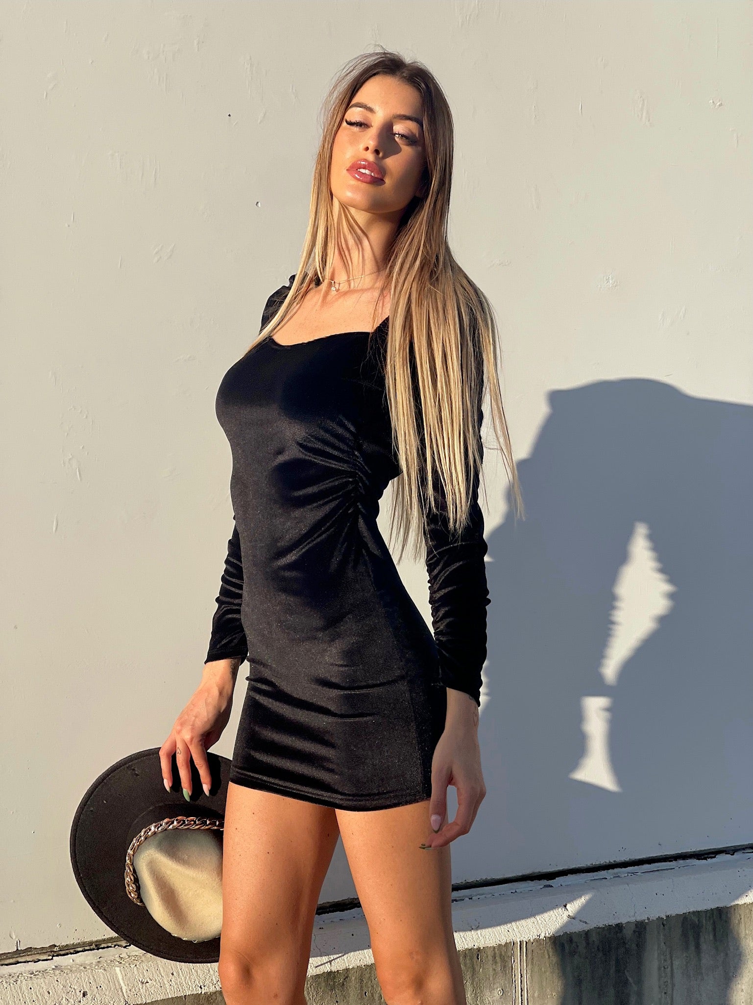 Abito in velluto nero con schiena aperta - R.a. Boutique 