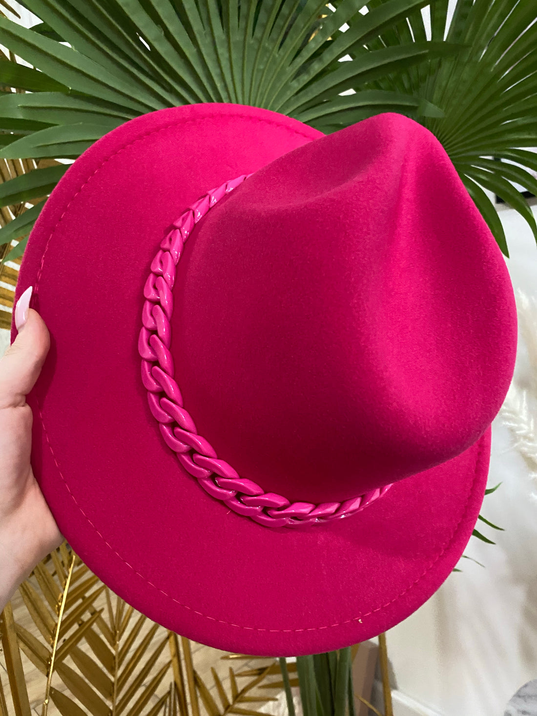 Cappello fuxia con catena - R.a. Boutique 