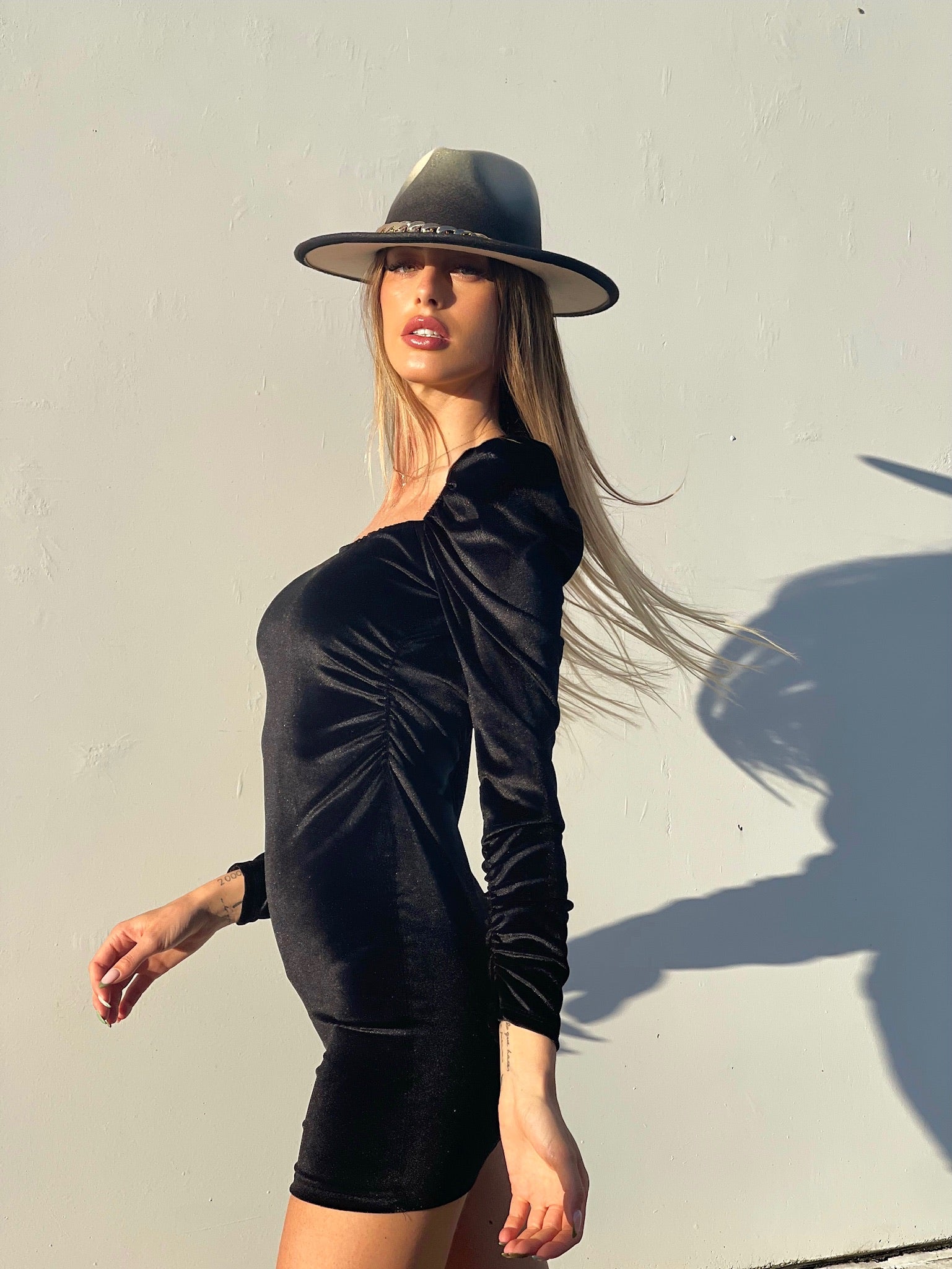 Abito in velluto nero con schiena aperta - R.a. Boutique 