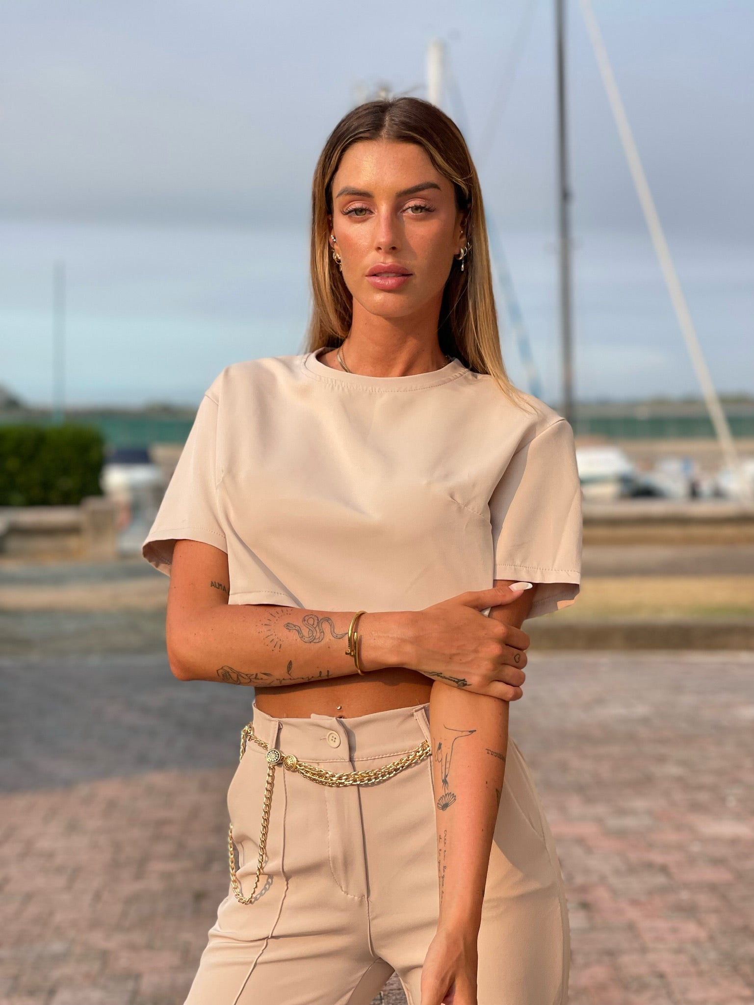 Completo maglia crop e pantalone beige - R.a. Boutique 