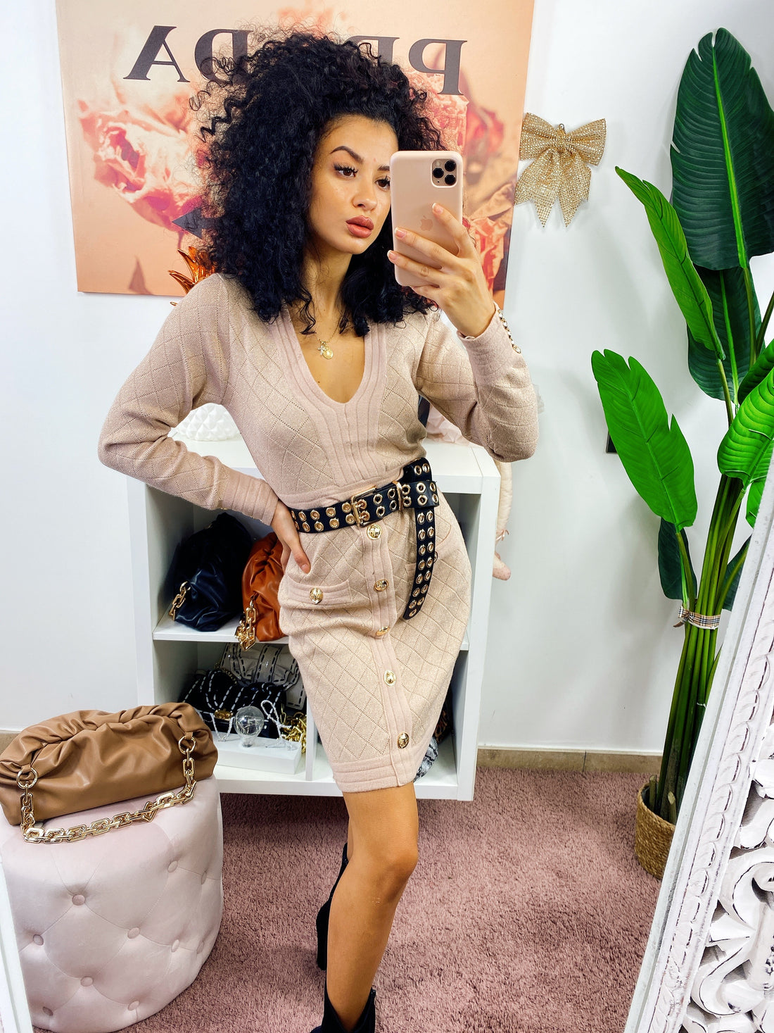 Abito in maglia cipria aderente con bottoni e dettagli in velluto - R.a. Boutique 