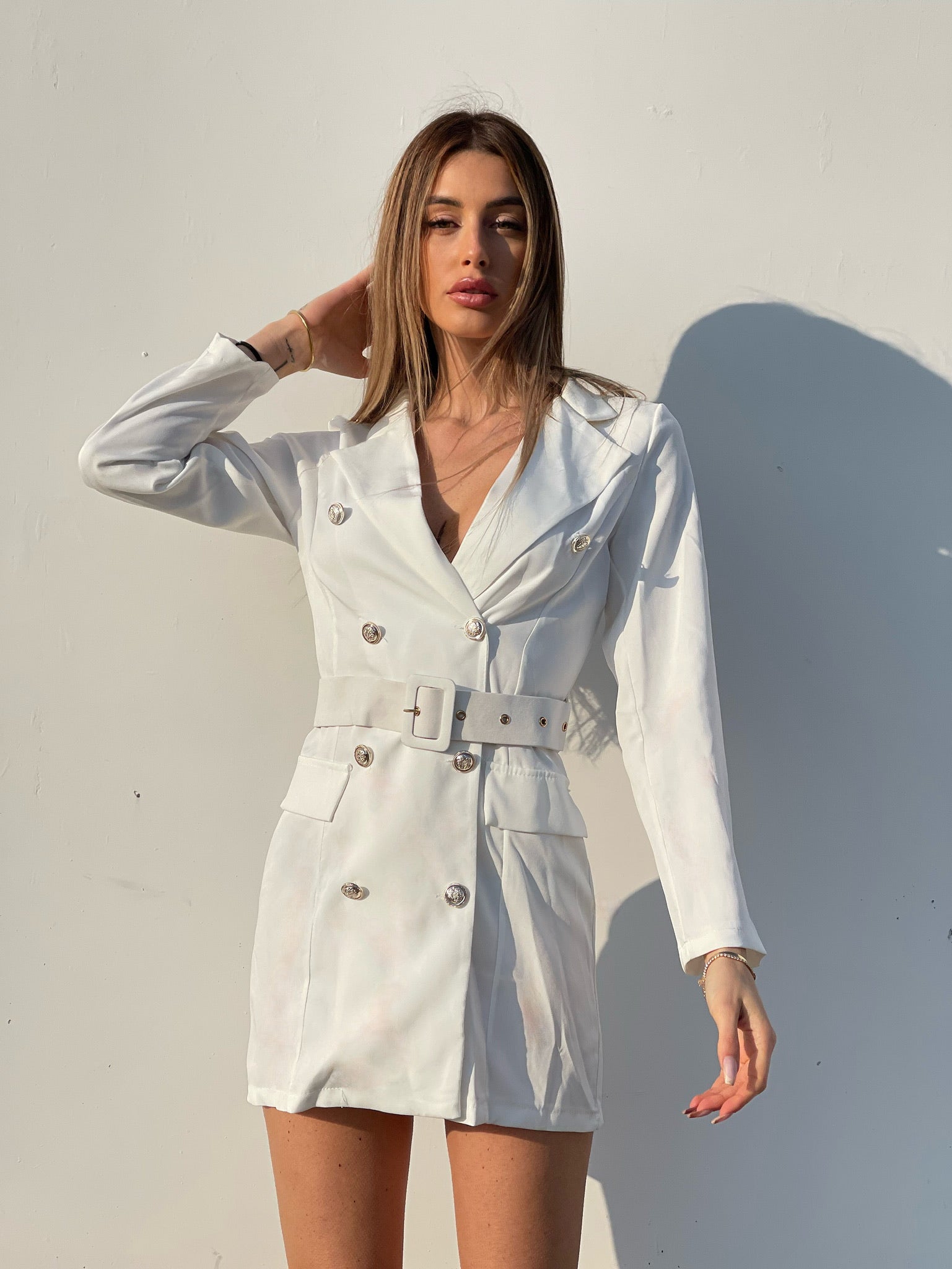 Abito a blazer bianco con bottoni e cintura - R.a. Boutique 