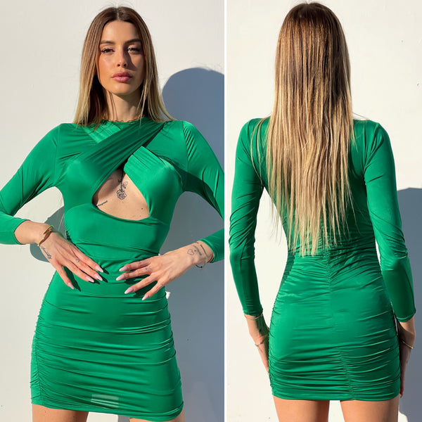 Smaragdgrünes Kleid auf der Brust gekreuzt