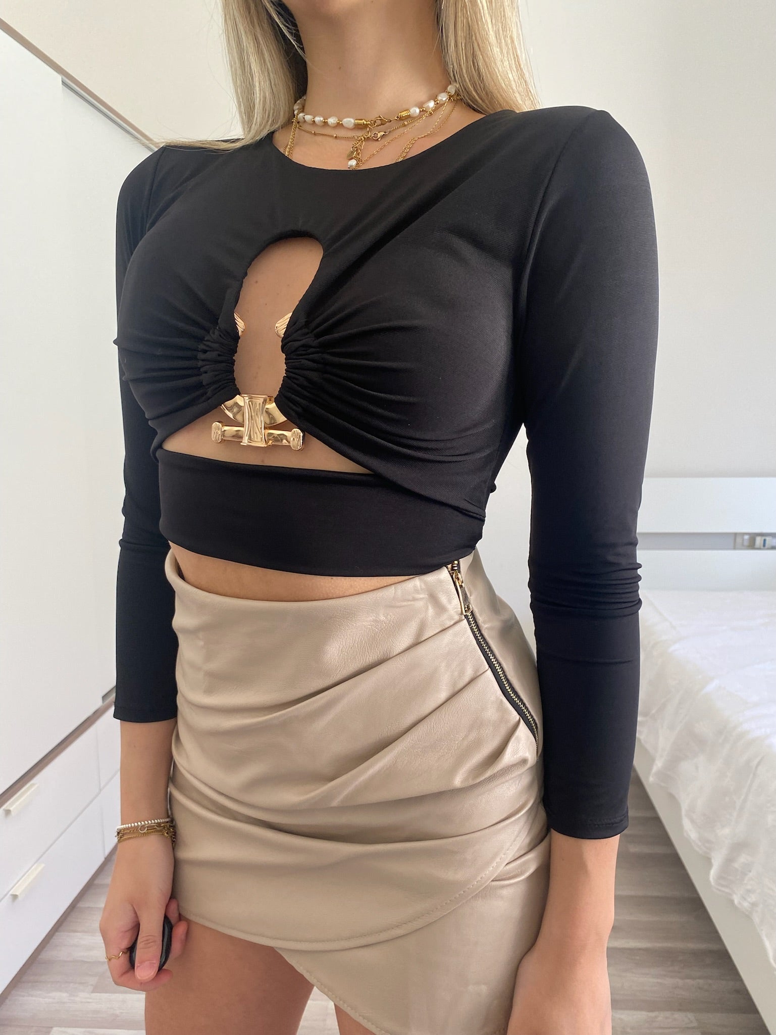 Top nero con gioiello - R.a. Boutique 