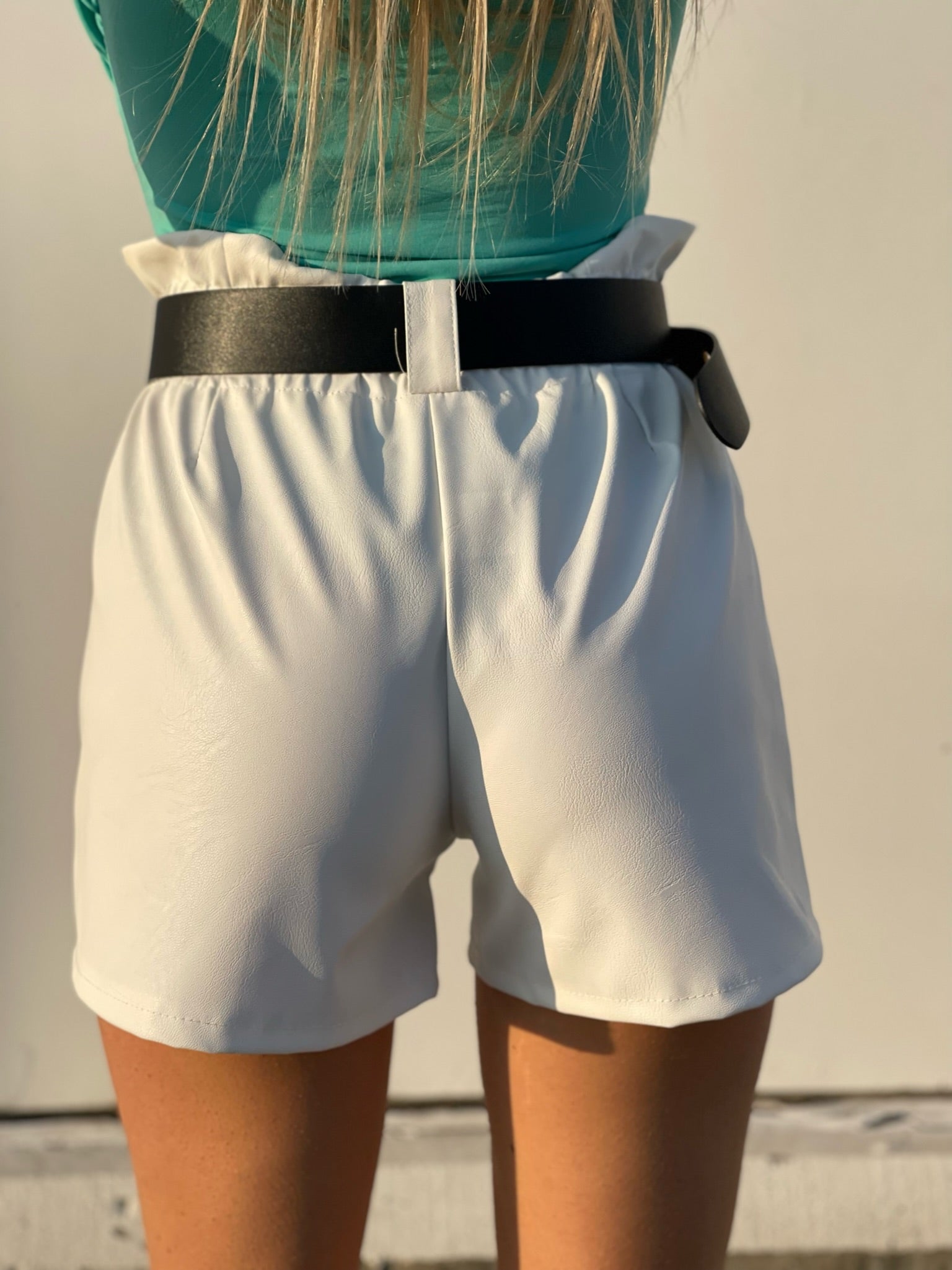 Short in ecopelle bianco con cintura - R.a. Boutique 