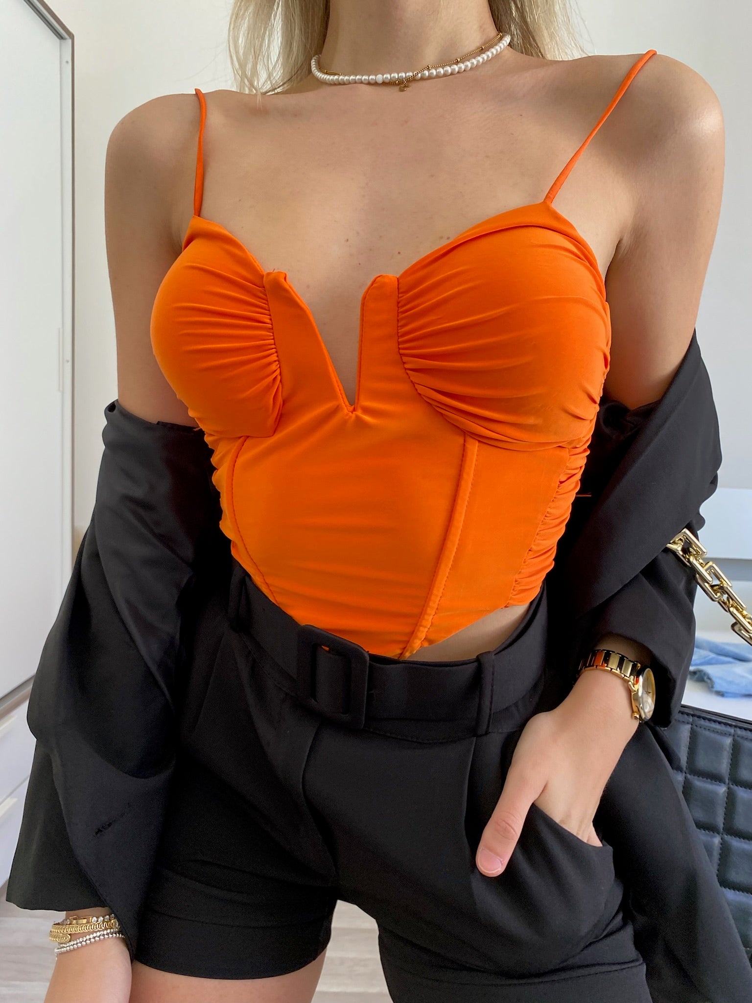 Top arancio con V - R.a. Boutique 