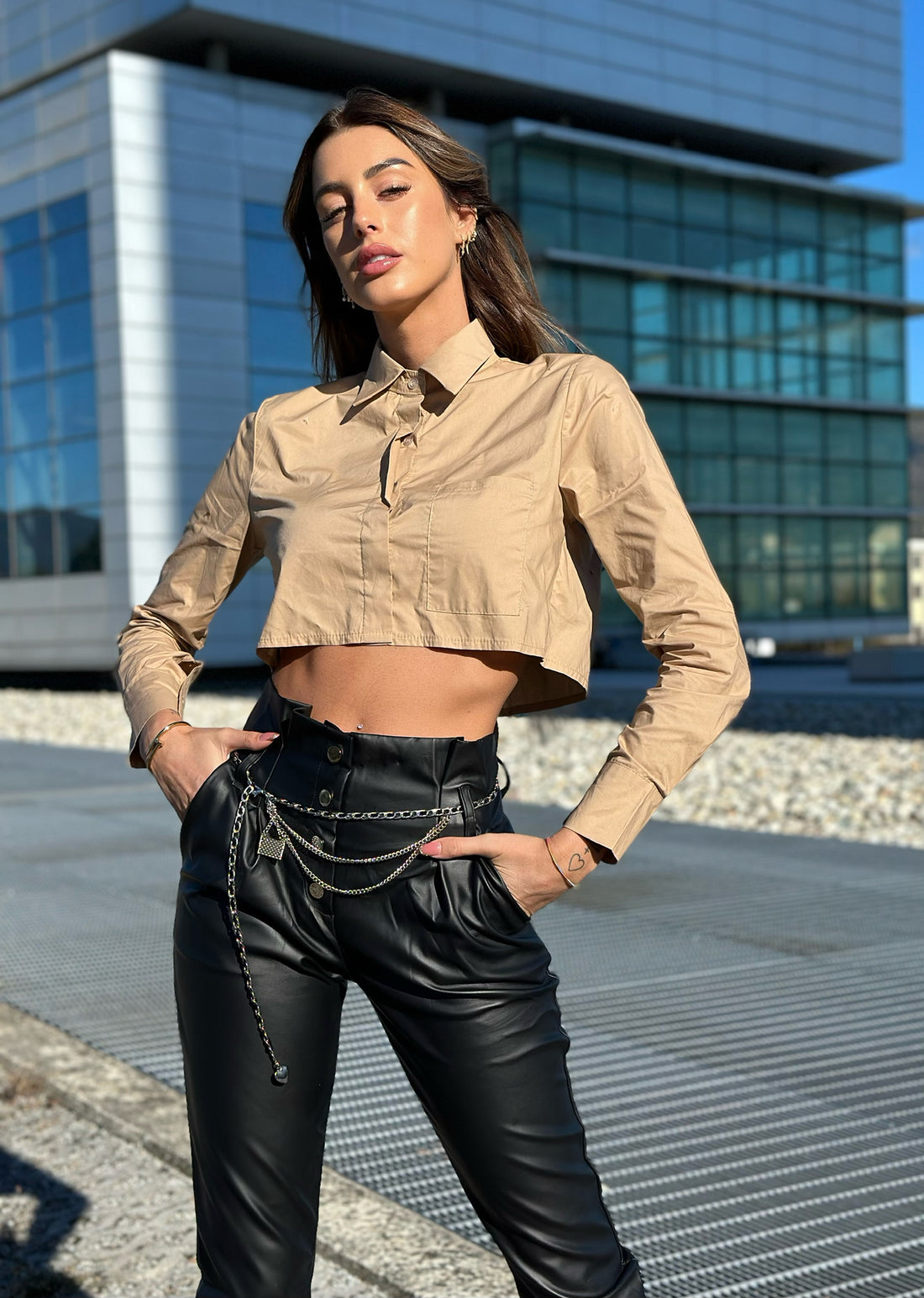 Camicia crop beige con taschino - R.a. Boutique 