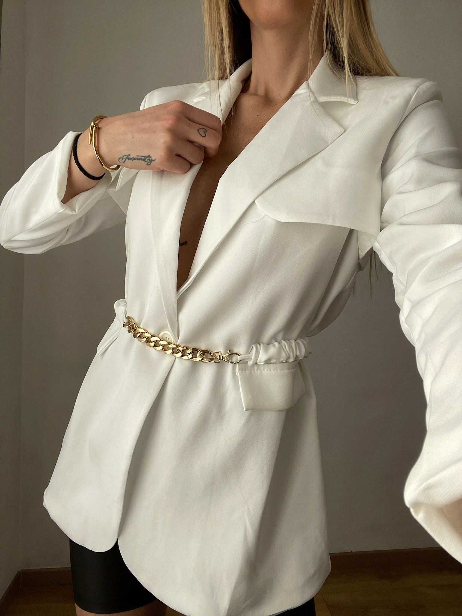 Blazer bianco con cintura - R.a. Boutique 