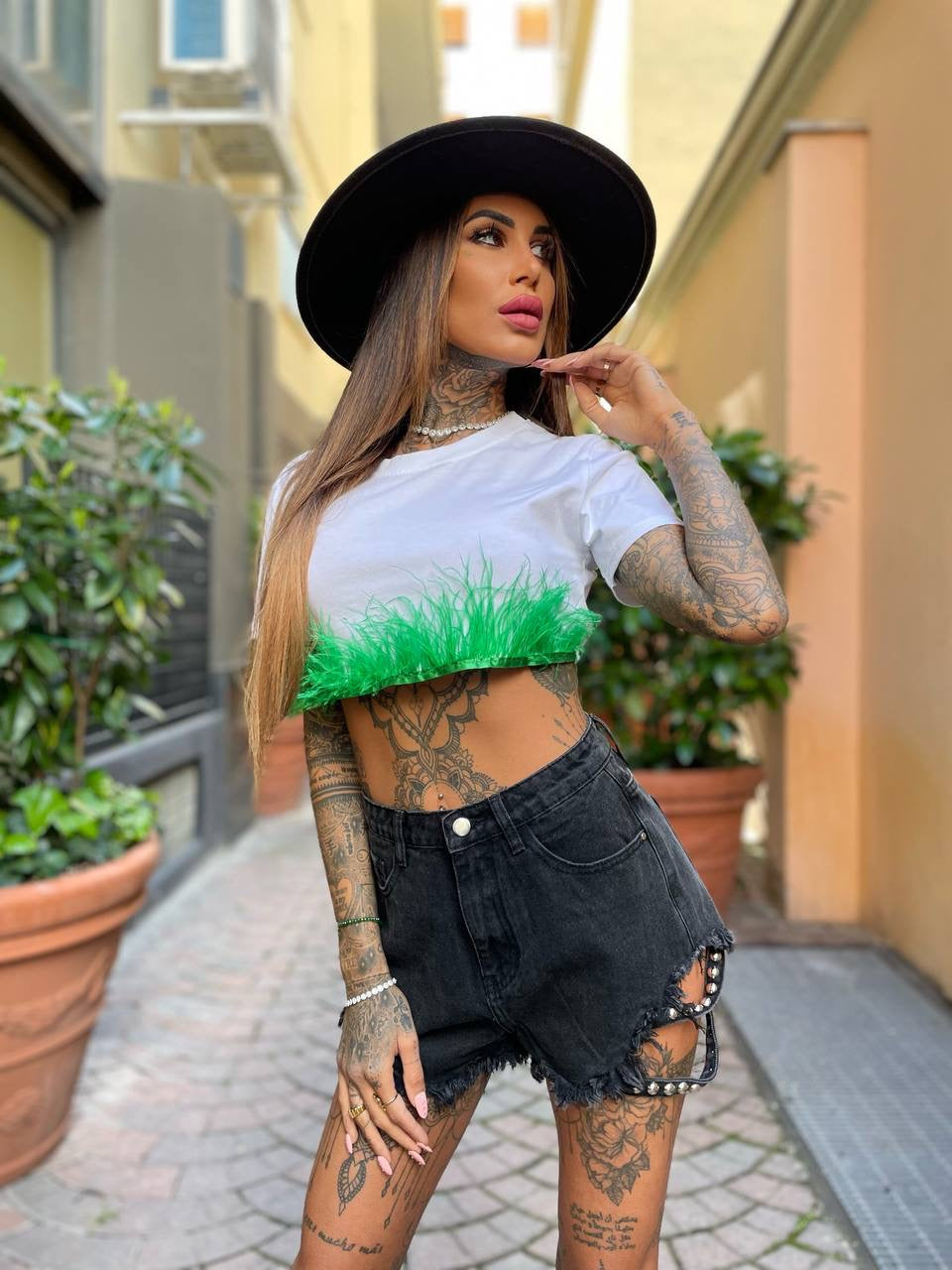 T-shirt crop piume verdi - R.a. Boutique 