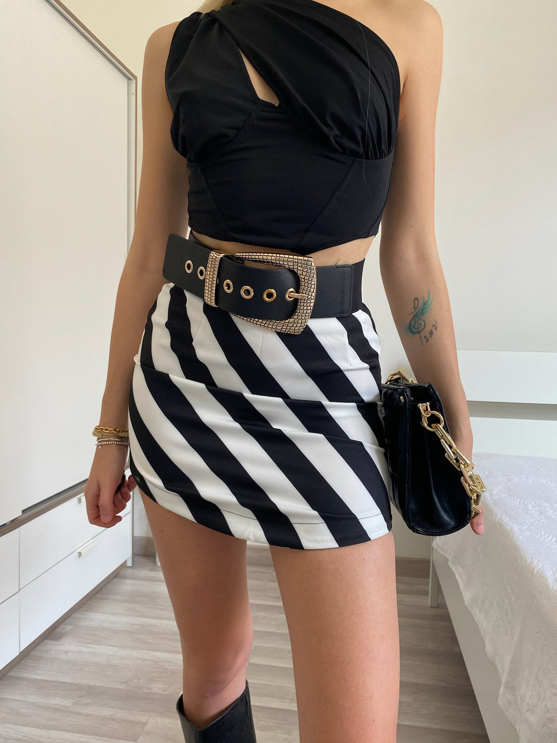 Cinturone nero con elastico dettaglio oro - R.a. Boutique 