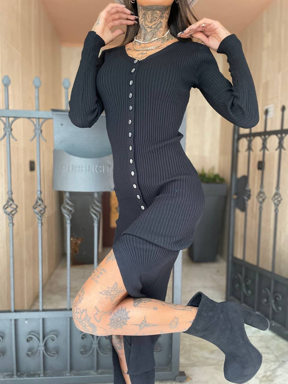 Abito midi con bottoncini nero - R.a. Boutique 