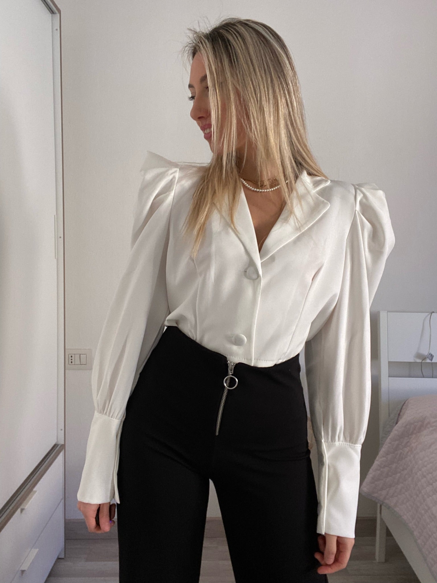 Camicia crop bianca con maniche a palloncino - R.a. Boutique 