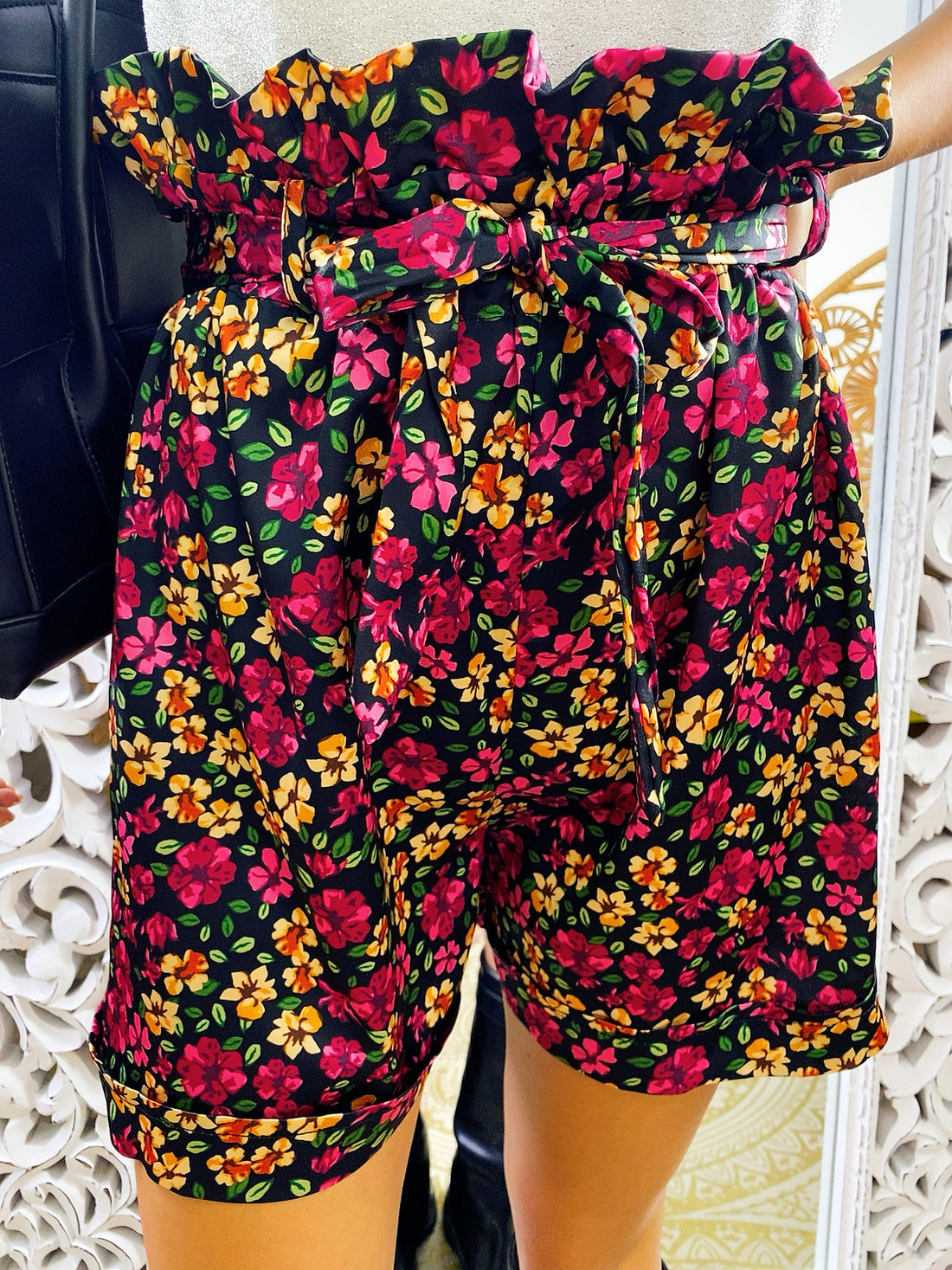 Short a fiori base nera con fiocco - R.a. Boutique 