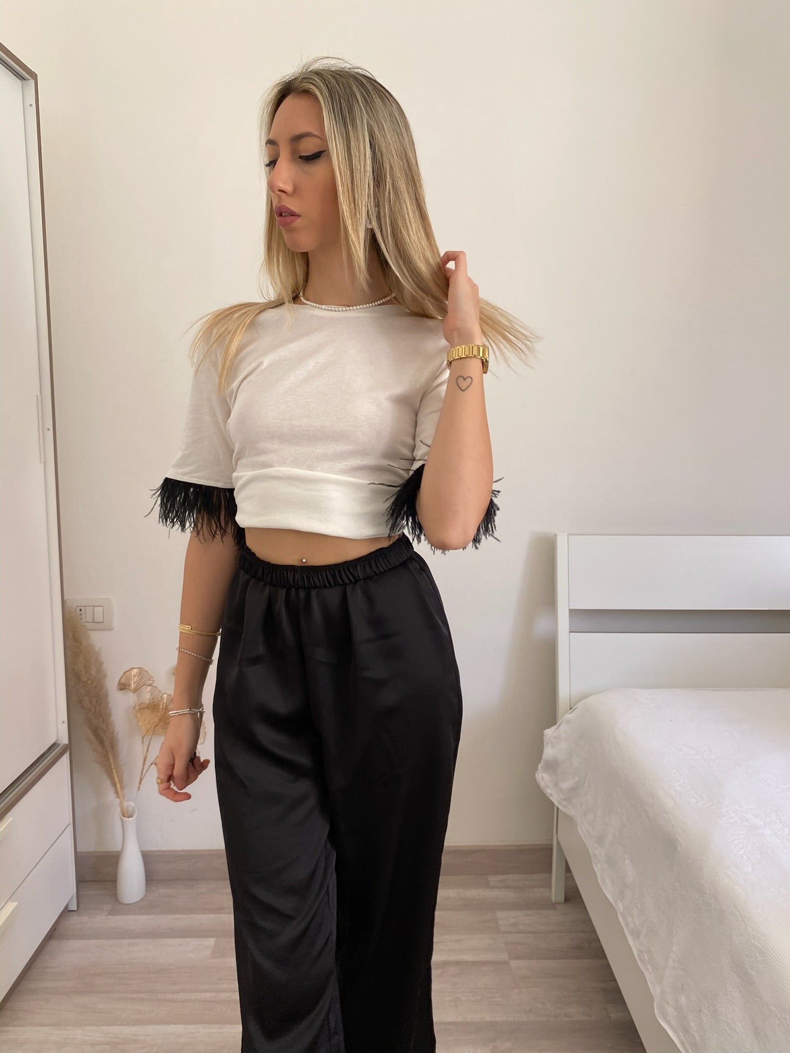 T-shirt con piume nere - R.a. Boutique 