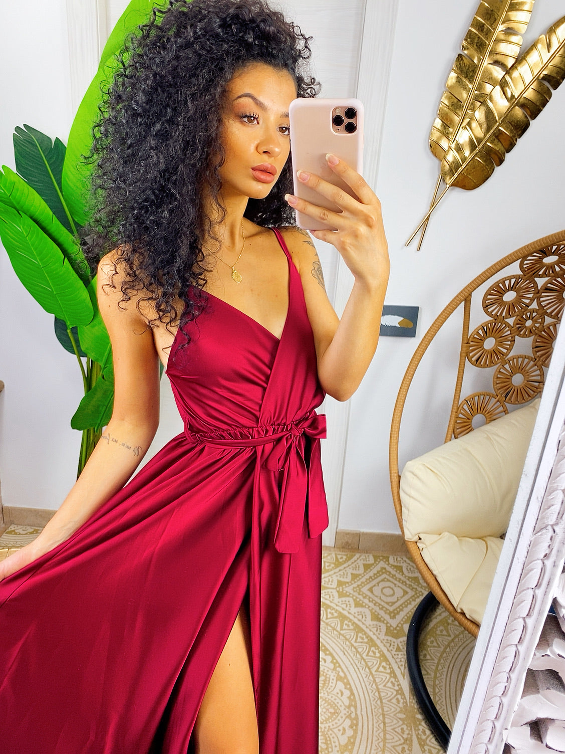 Abito in raso con maxi spacco Bordeaux scuro - R.a. Boutique 