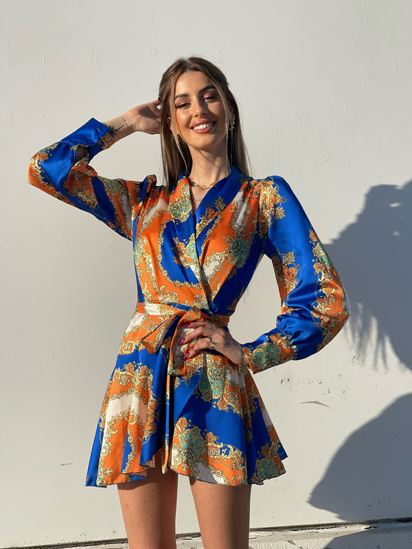 Blaues orangefarbenes ethnisches Kleid