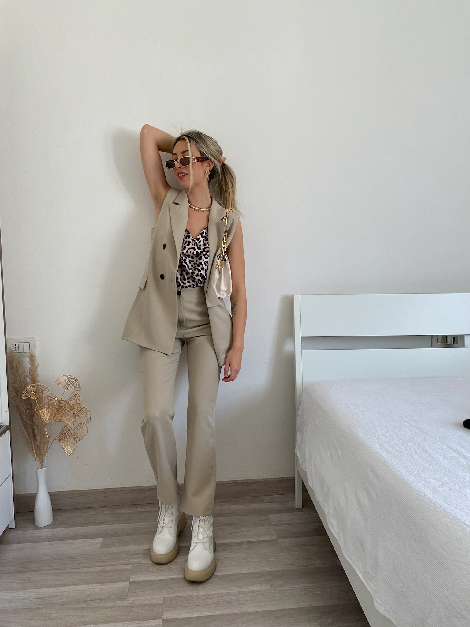 Completo smanicato e pantalone beige - R.a. Boutique 