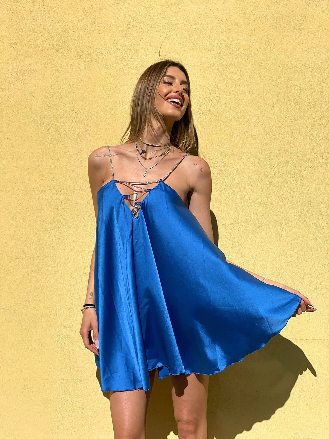 Abito in raso blu elettrico con punto luce - R.a. Boutique 