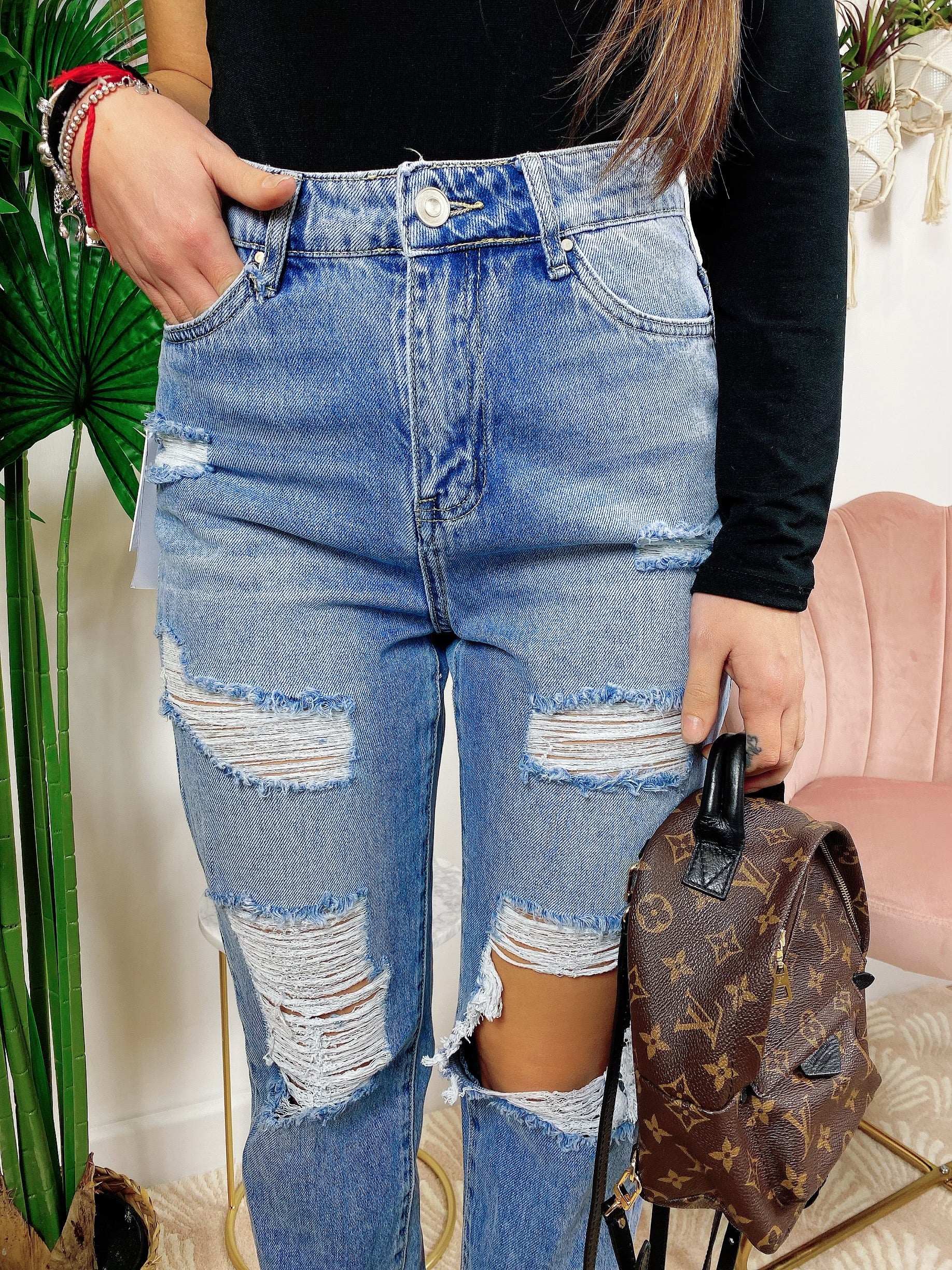 Jeans con strappi - R.a. Boutique 