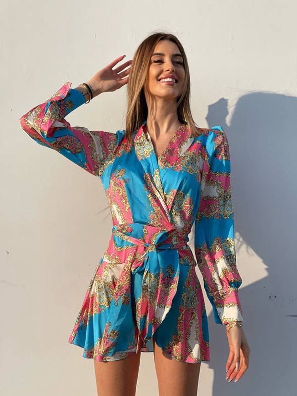 Ethno-Kleid in Hellblau und Rosa