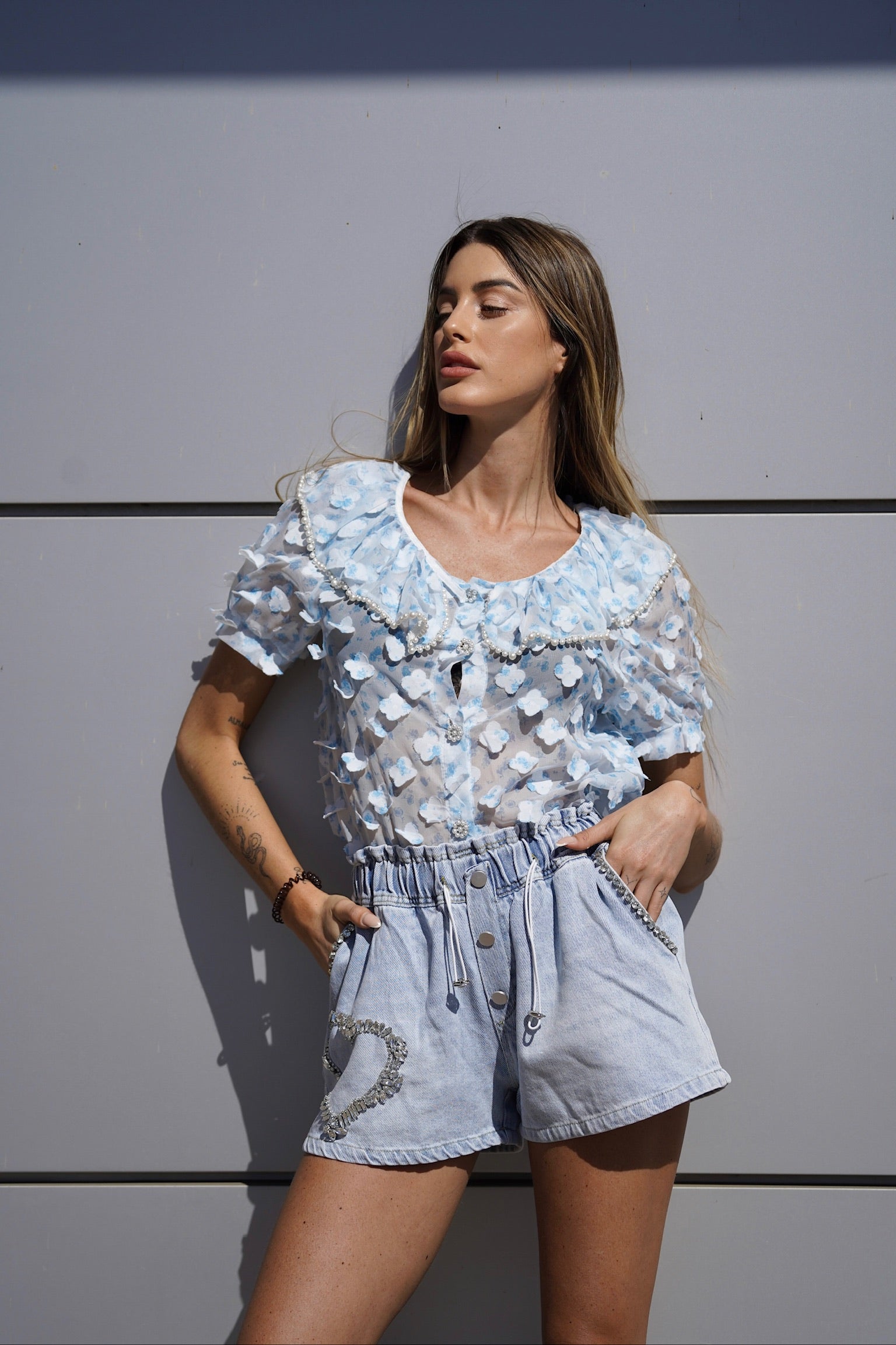 Camicia celeste a manica corta con fiori - R.a. Boutique 