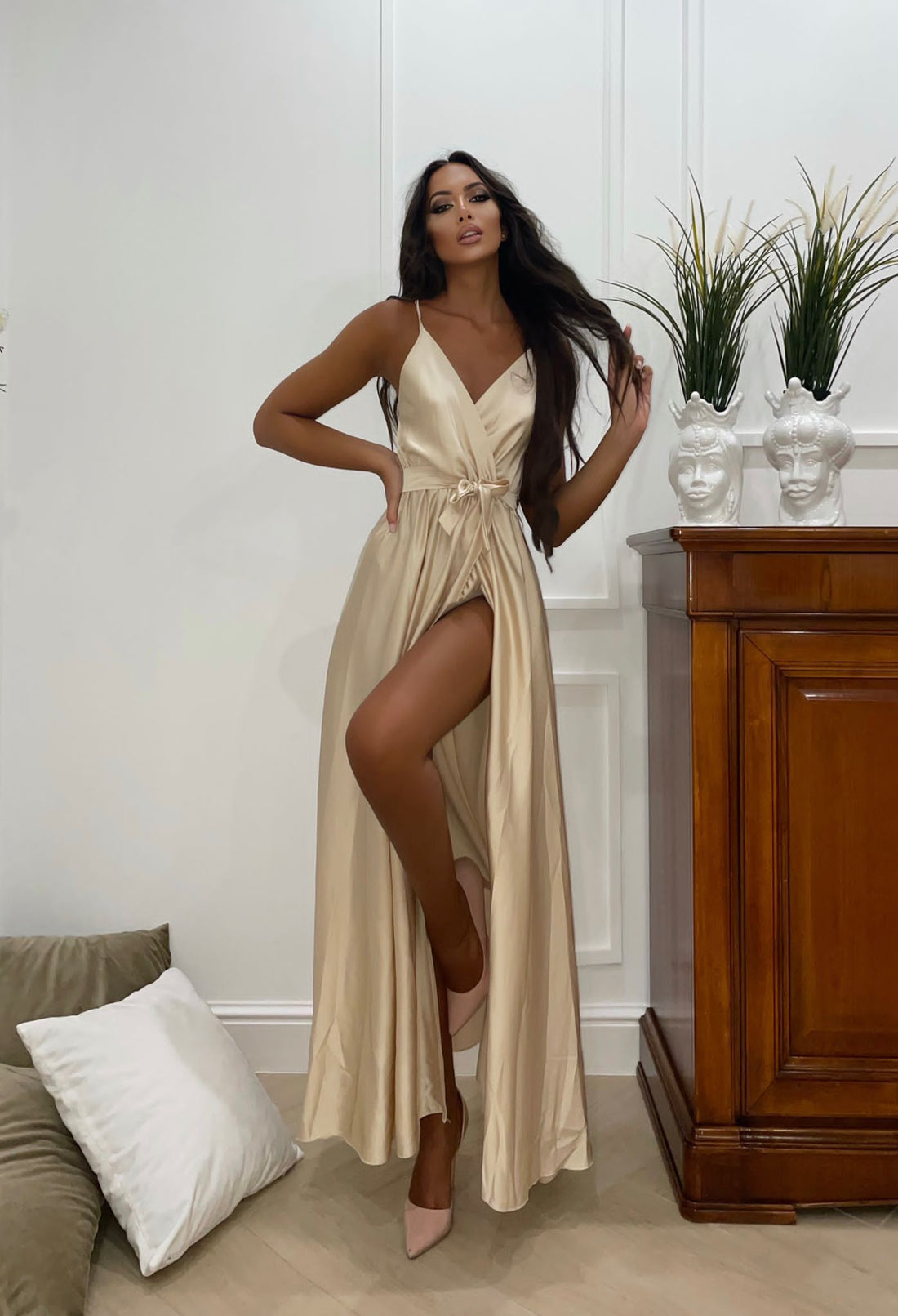 Abito in raso con maxi spacco champagne - R.a. Boutique 