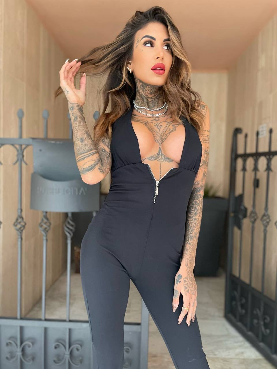 Tuta nera intera con scollatura - R.a. Boutique 