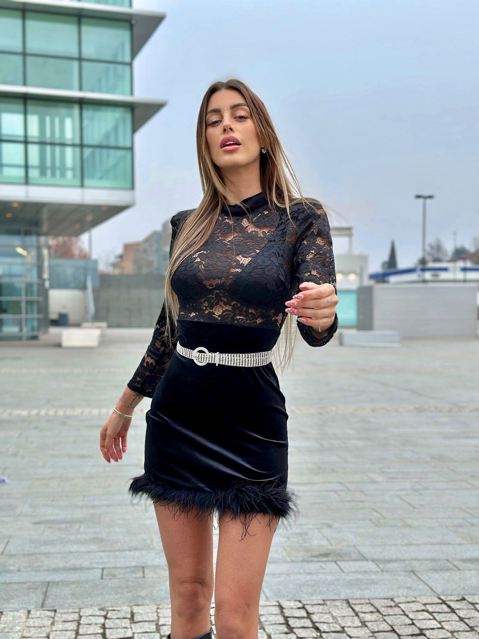 Abito nero con pizzo e piume - R.a. Boutique 